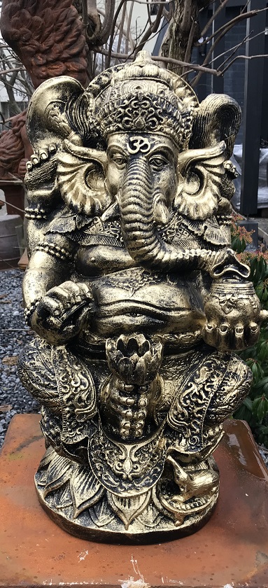 Beeld Ganesha, een hindoestaanse god, goud-zwart kleurig, polystone beeld