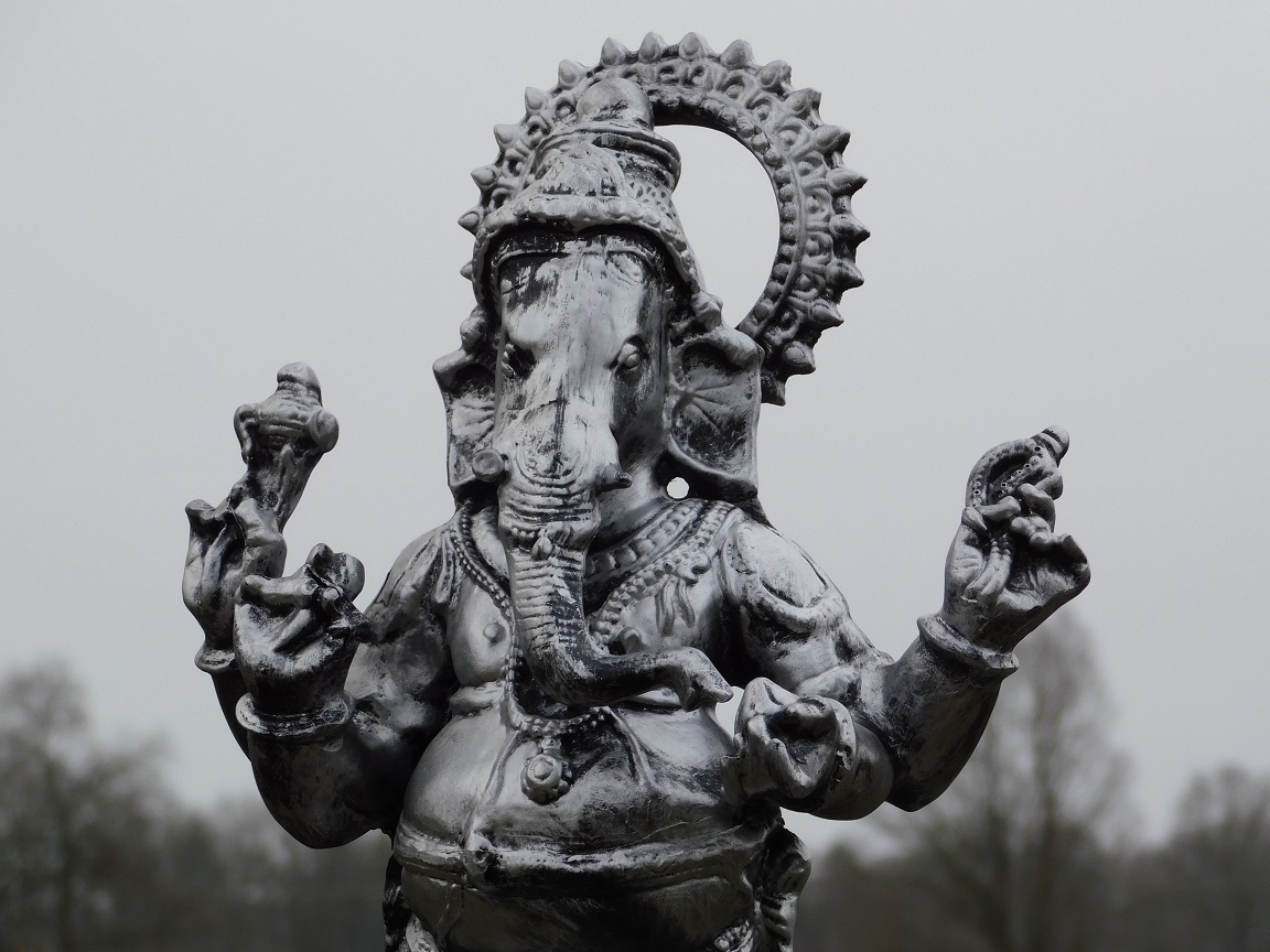 Beeld Ganesha met Mashika - zilvergrijs met zwart - polystone