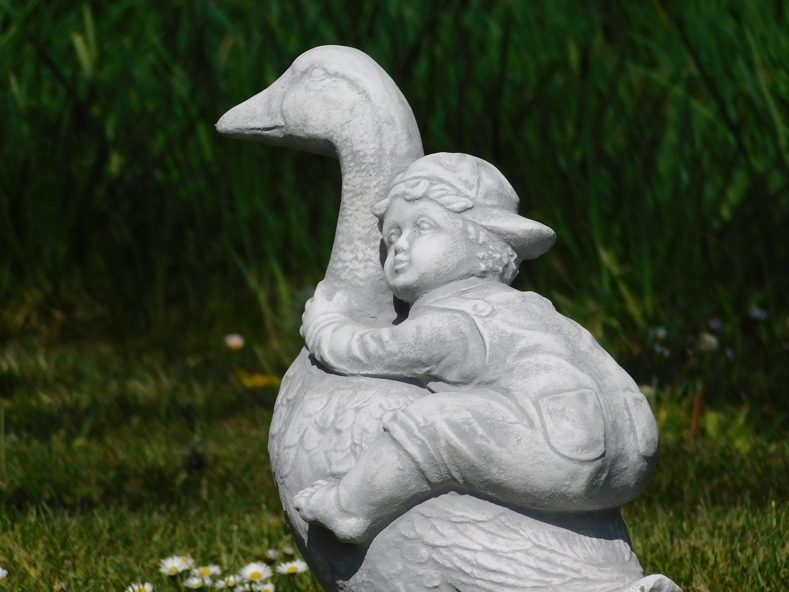Statue Goose with child - solid stone
