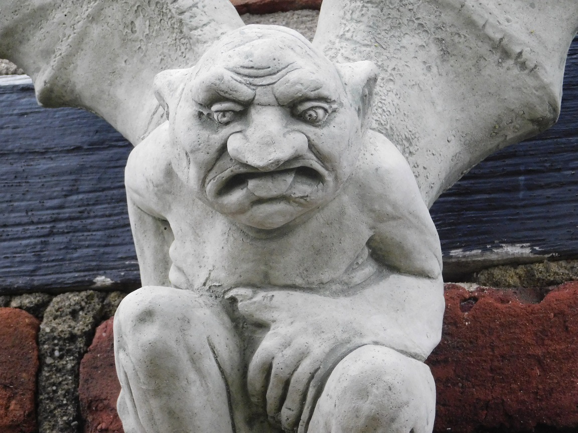 Gargoyle - demonen verdrijver - vol steen - wanddeco