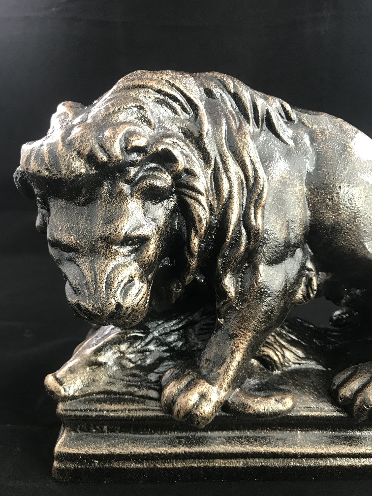 Een prachtig beeld van een leeuw met zijn prooi, een zwijn, gemaakt van gietijzer, brons-look!