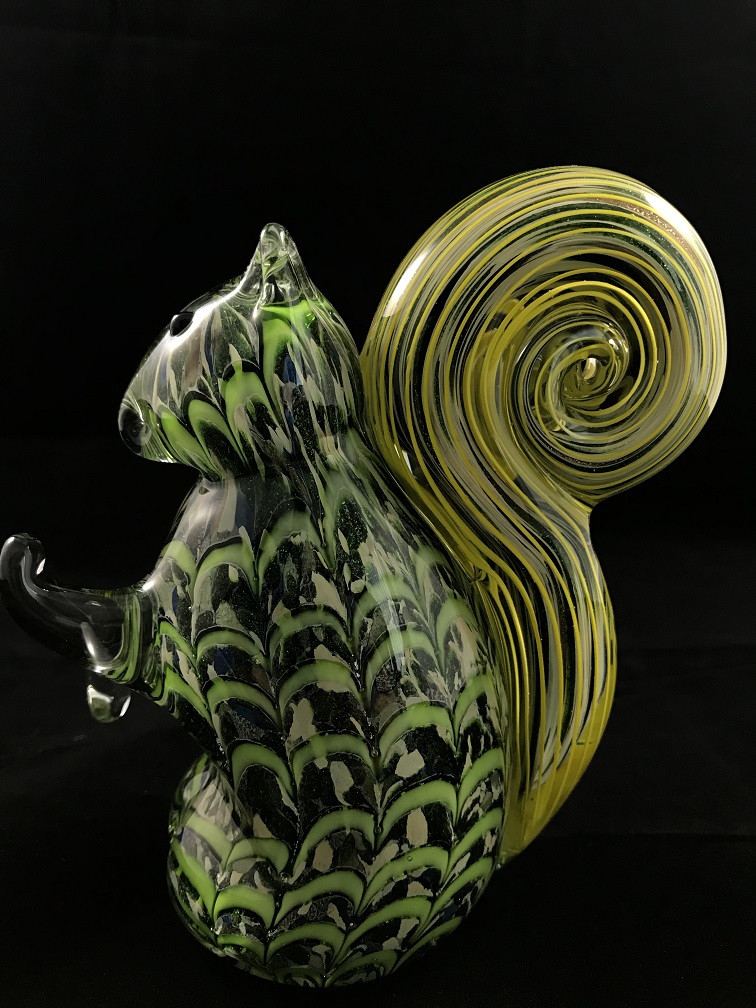 Een fraai glazen beeld van een eekhoorn, een glazen kunstwerk!