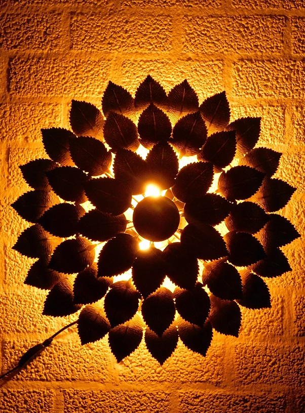 Wall lamp flower gold, metal.
