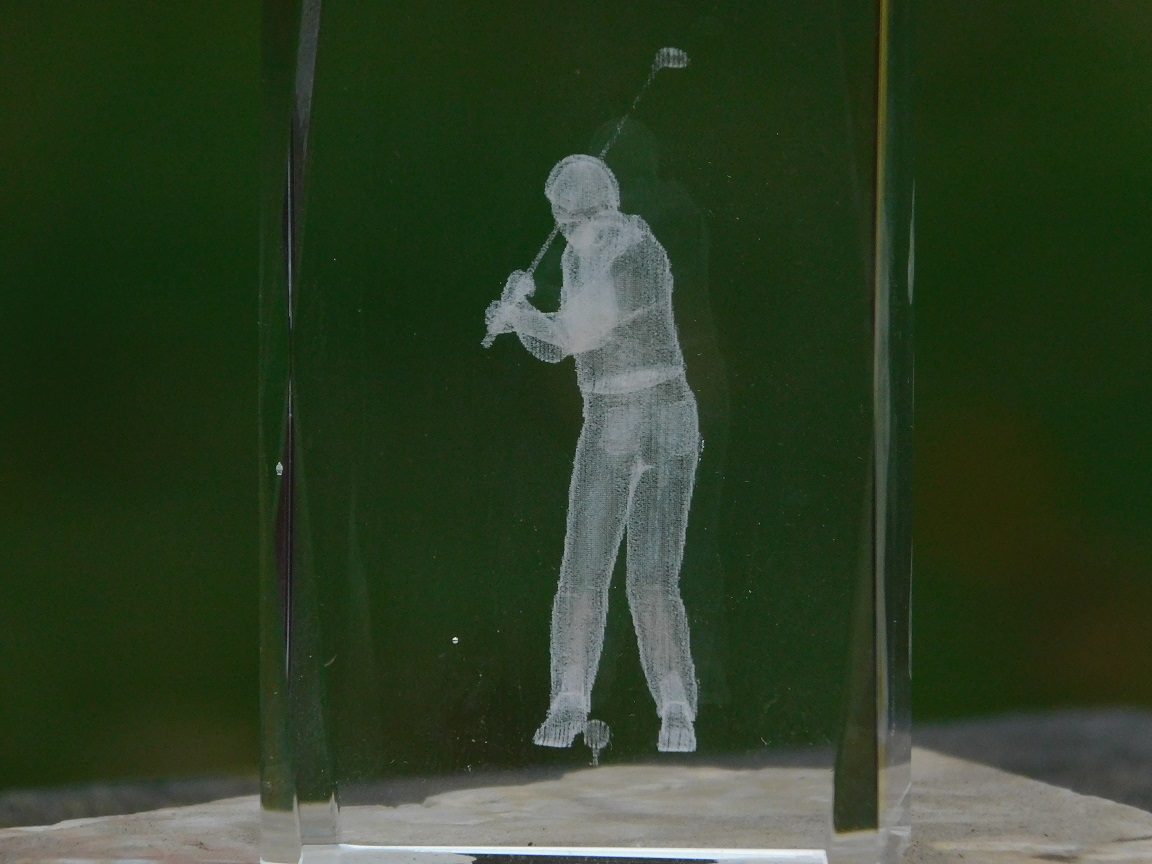Statue Golfer in Glas - 3D - Marmorsockel