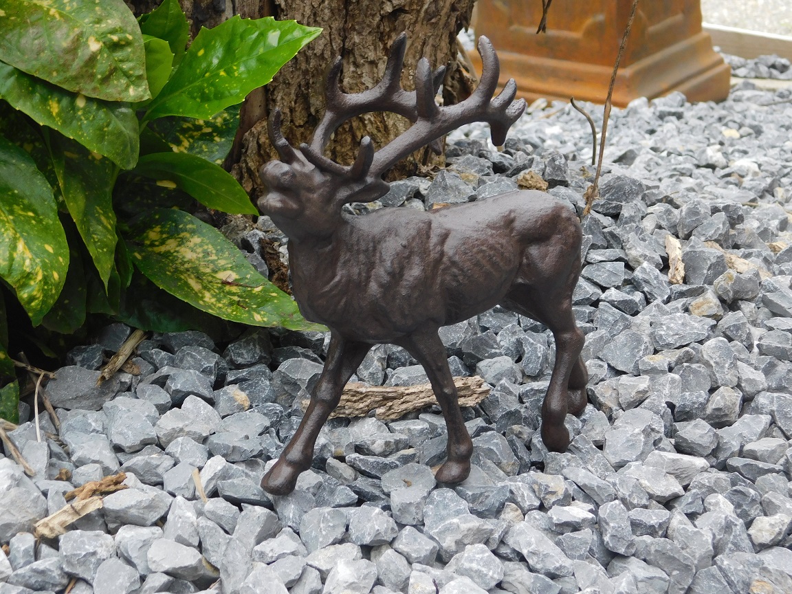 Bruin geverfd hert gemaakt van gietijzer, sculptuur als een geschenk, voor richels en planken