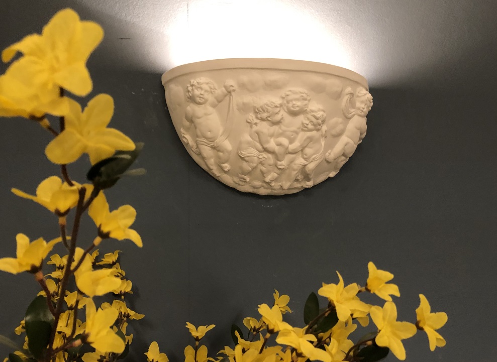 Schöne dichte Wandlampe aus weißem Terrakottastein.