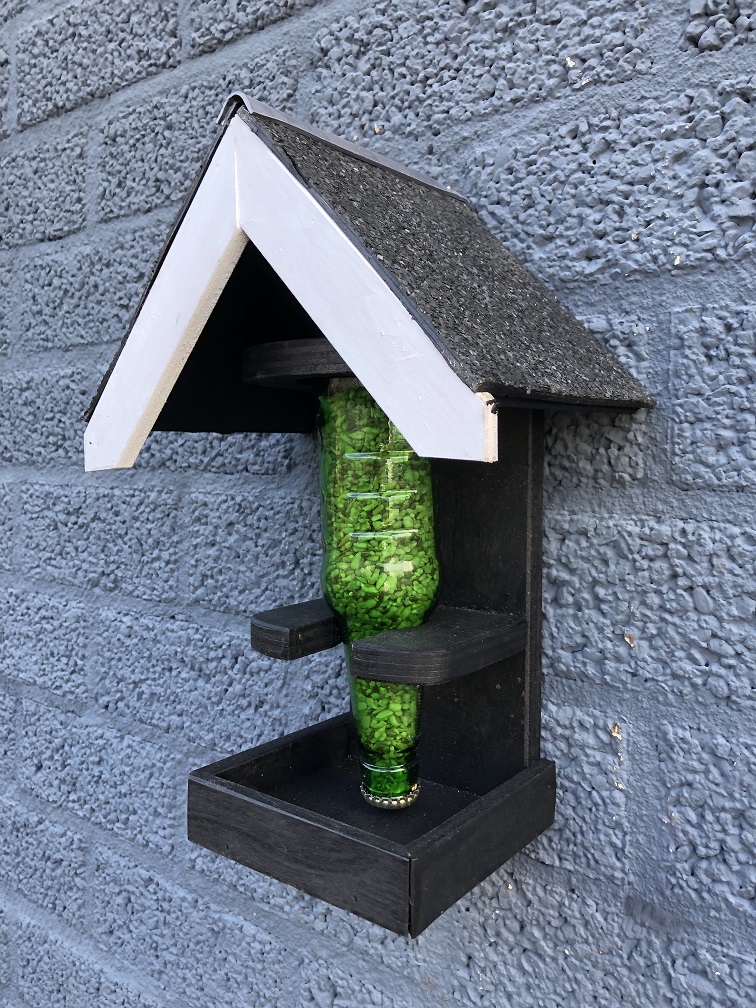 Fraai houten vogel- voeder-huis met bekende voedersilo !!