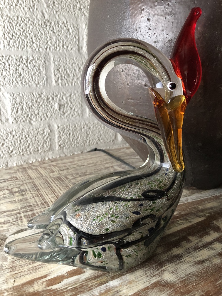 Prachtige glas-geblazen zwaan, vol in kleur.
