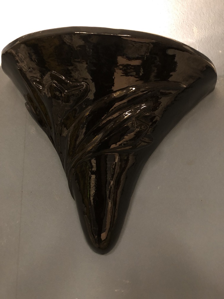Mooie strakke wandlamp in zwart ,terracotta steen zeer fraai, art nouveau, jugendstyle.