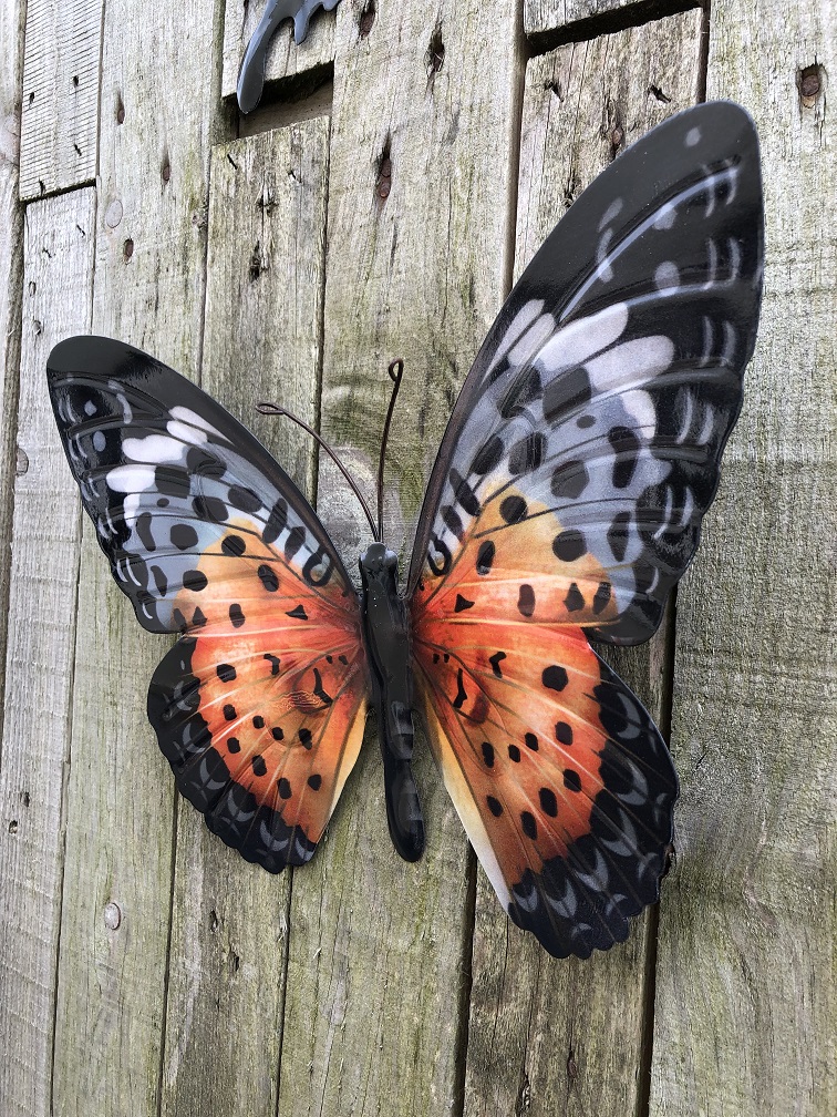 Vlinder, geheel metaal en vol in kleur oranje zwart.