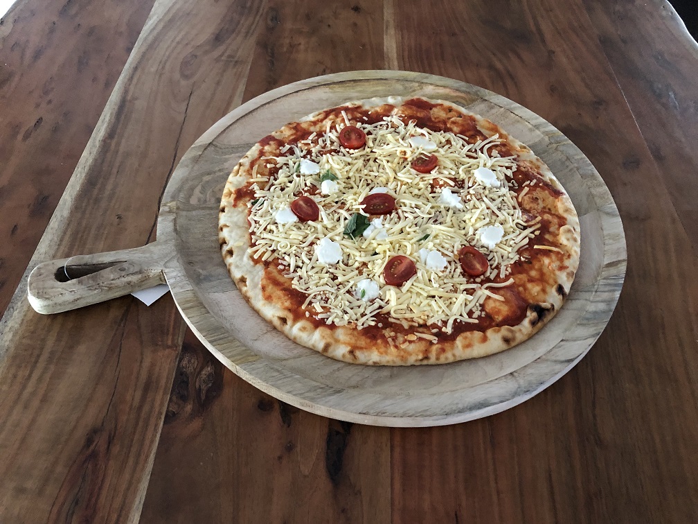Dienblad-pizza XL met handvat, rustiek dienblad gemaakt van massief hout.