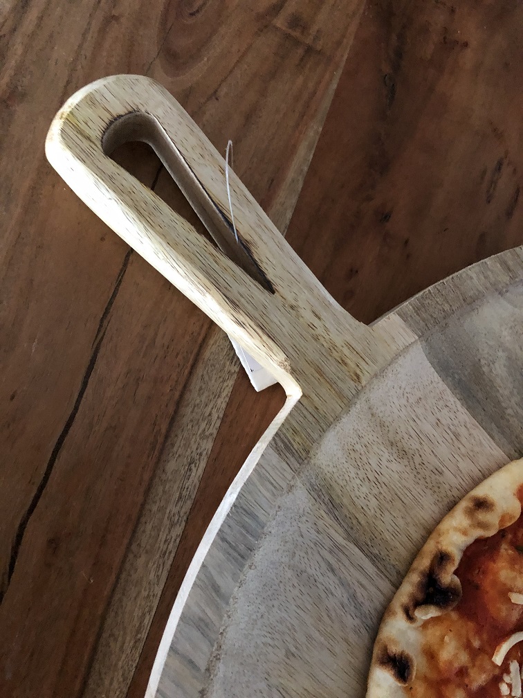 dienblad-pizza met handvat, rustiek dienblad gemaakt van massief hout.