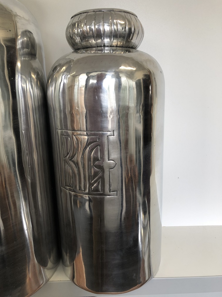 Vaas aluminium, zilver-look, met inscriptie, zeer fraai.