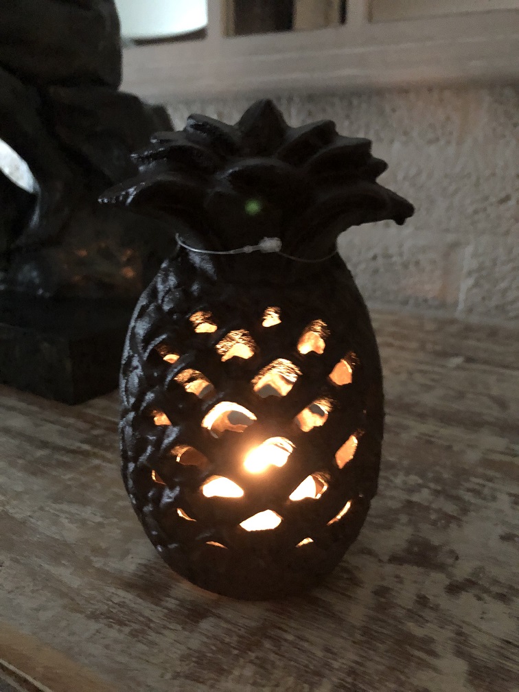 Gietijzeren lantaarn in de vorm van een ananas, sfeervolle verlichting.