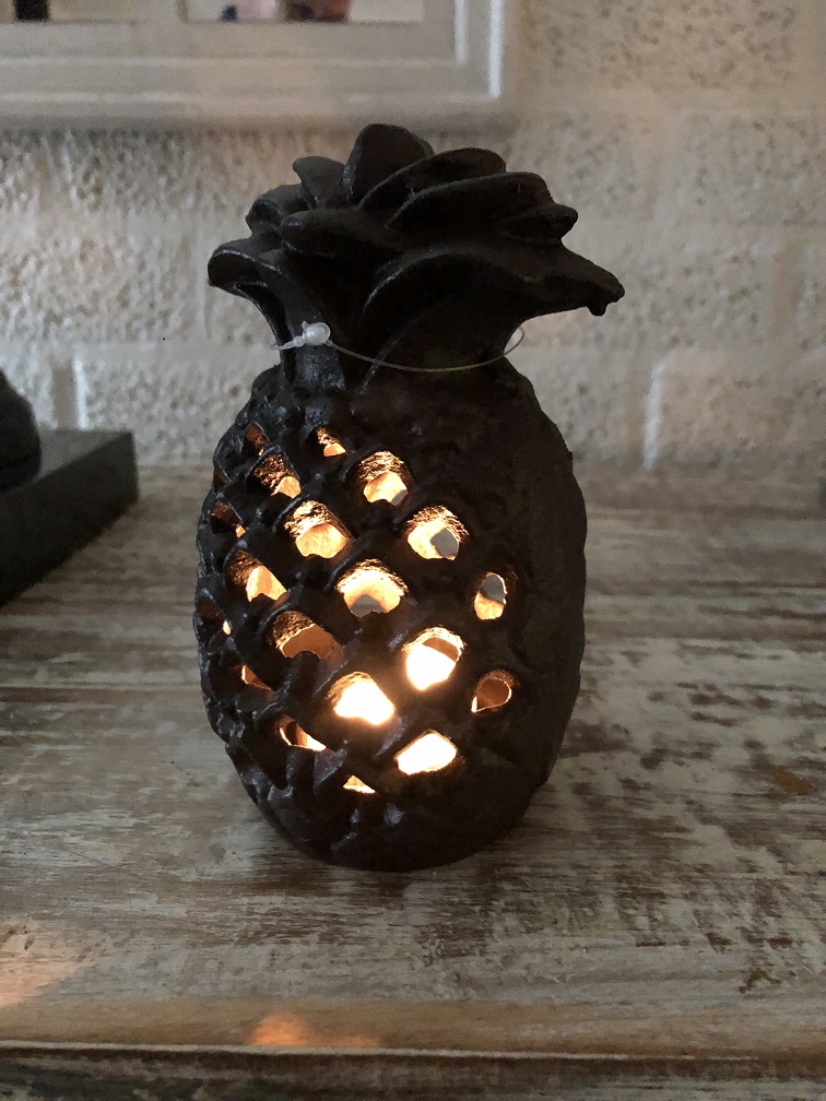 Gietijzeren lantaarn in de vorm van een ananas, sfeervolle verlichting.