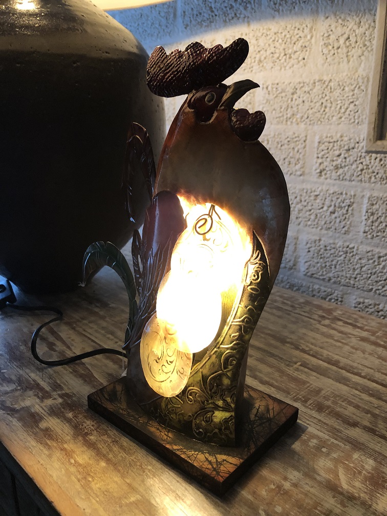 Lamp met haan, decoratief, metaal, mooie lamp, sierlijk.
