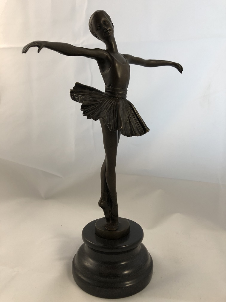 Een bronzen beeld van een balletdanser