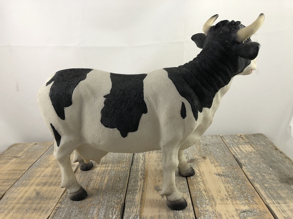 Mooie polystone sculptuur van een koe, prachtig in kleur gezet.