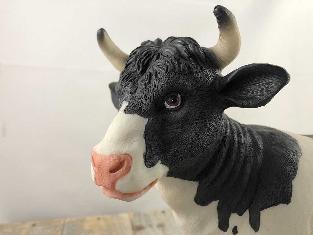 Mooie polystone sculptuur van een koe, prachtig in kleur gezet.