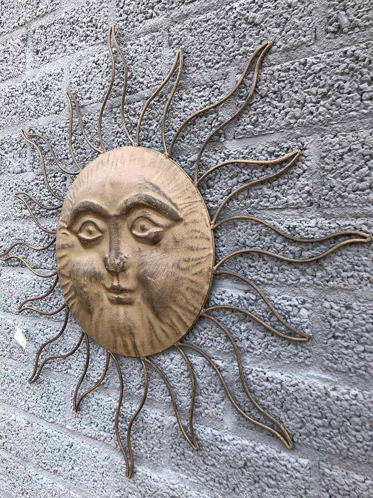 Een prachtig wandornament met een vriendelijke uitstralende zon, metaal bruin.