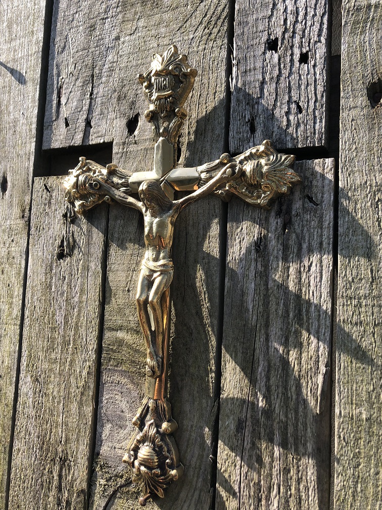 Jezus aan het kruis, messing INRI.