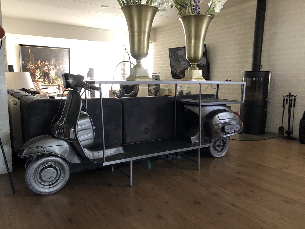 Scorch Discriminatie hulp in de huishouding Prachtige sidetable, siertafel, bartafel op scooter bike met wijnrek,... -  HANDGEMAAKT.EU