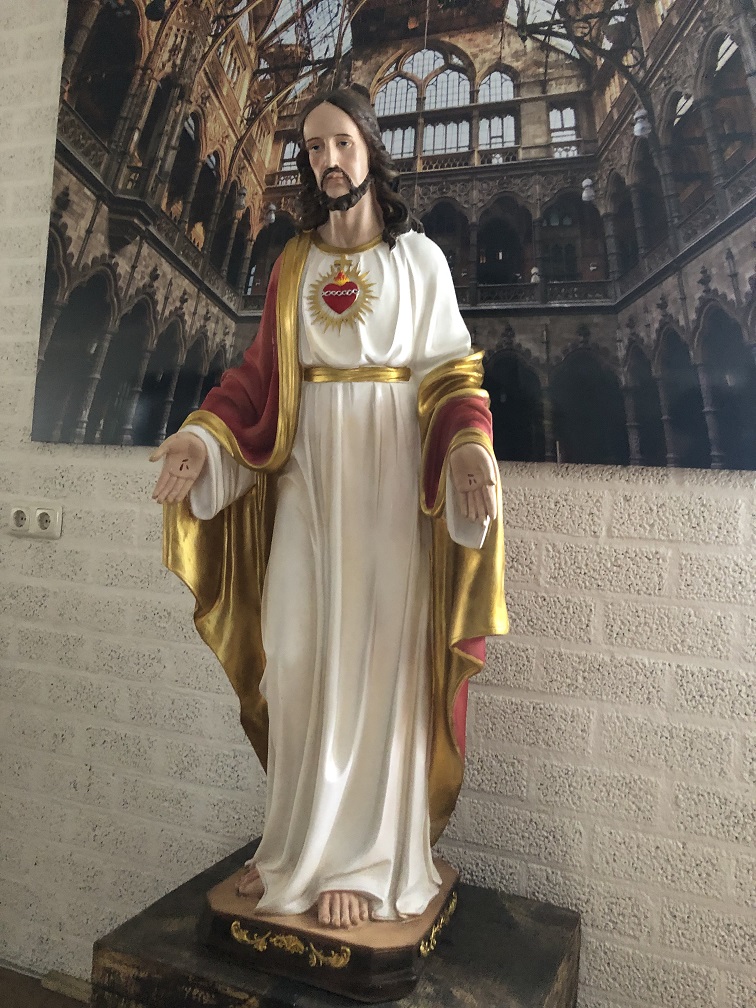 Prachtig beeld van Jezus in kleur, groot polystone beeld