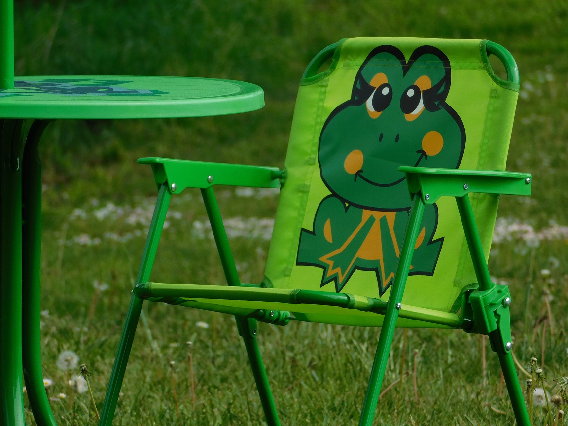 Children's garden set with frogs