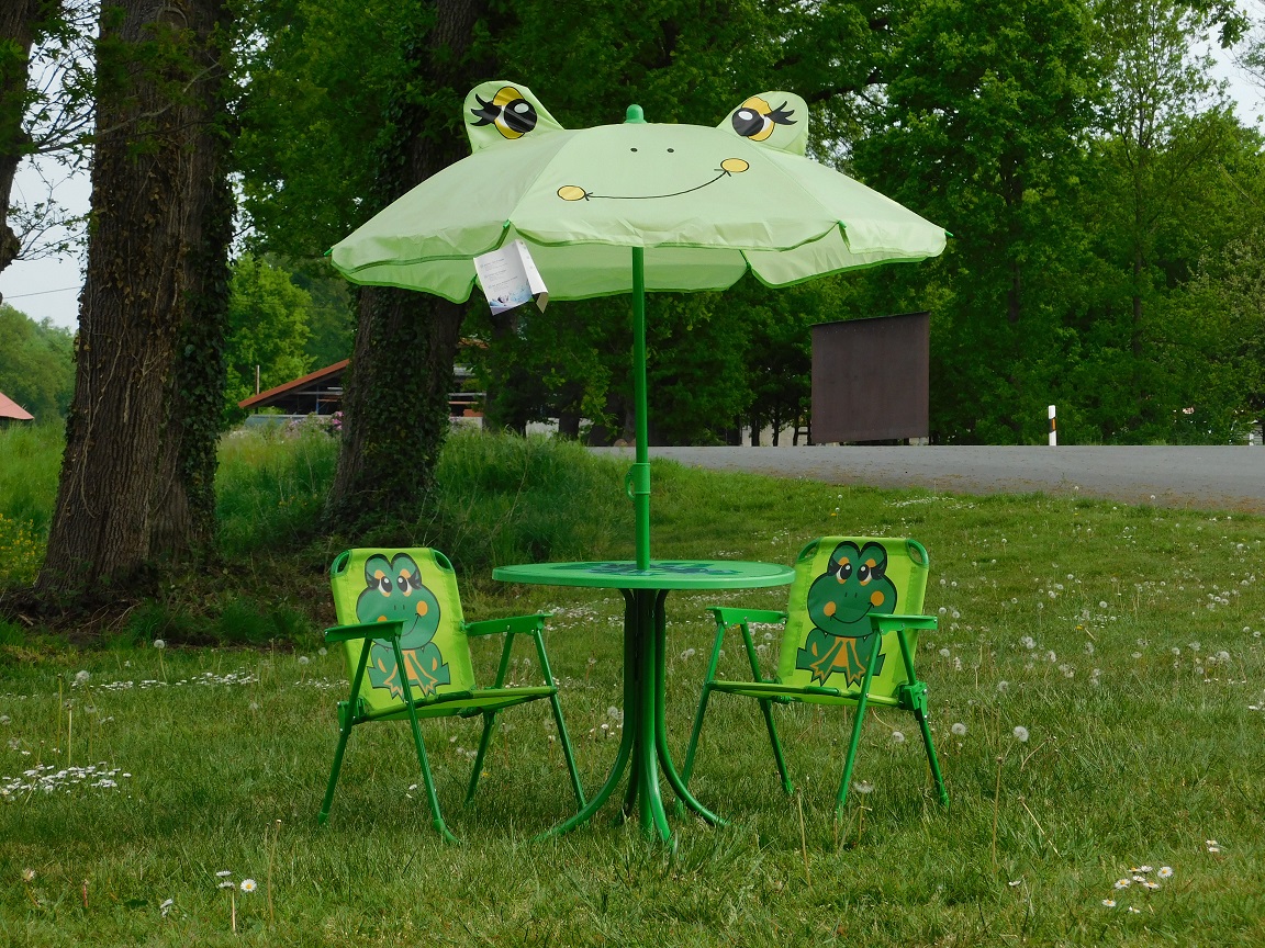 Children's garden set with frogs