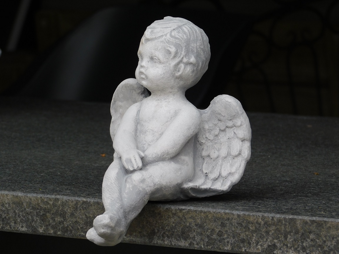 Engel - sitzend - ganz aus Stein