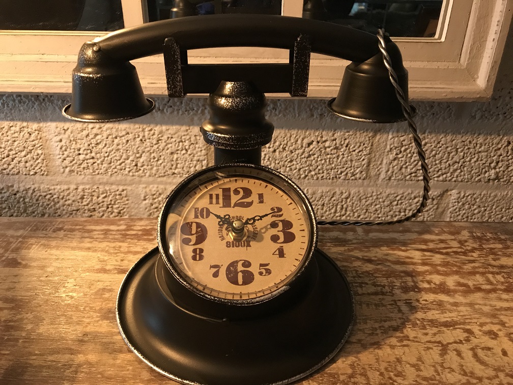 Leuke klok in de vorm van een oude telefoon, nostalgisch!