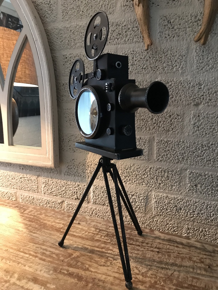 Een nostalgische en decoratieve klok in de vorm van een oude filmcamera