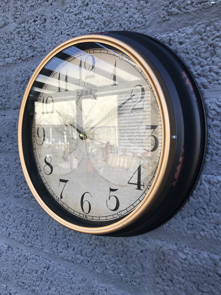 Uhr mit Welt- Motiv des 18 Wanduhr im Vintagelook wie antik Jahrhunderts 