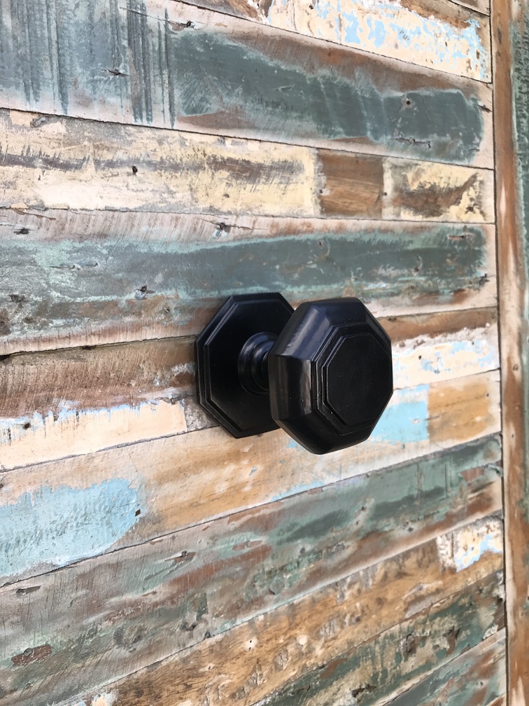 Een grote vast staande deurknop, zeer solide, mat zwart