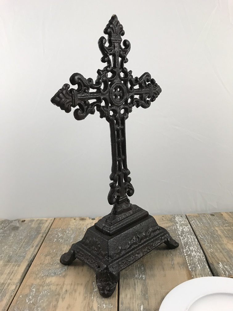 Een kruis op standaard gemaakt van gietijzer