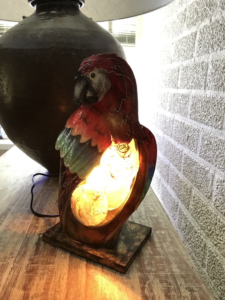 Een metalen lamp in de vorm van een papegaai, heel mooi!