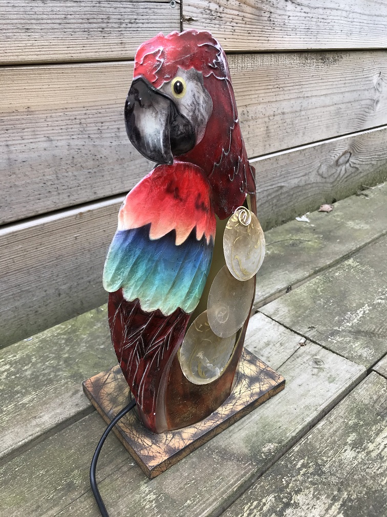 Een metalen lamp in de vorm van een papegaai, heel mooi!