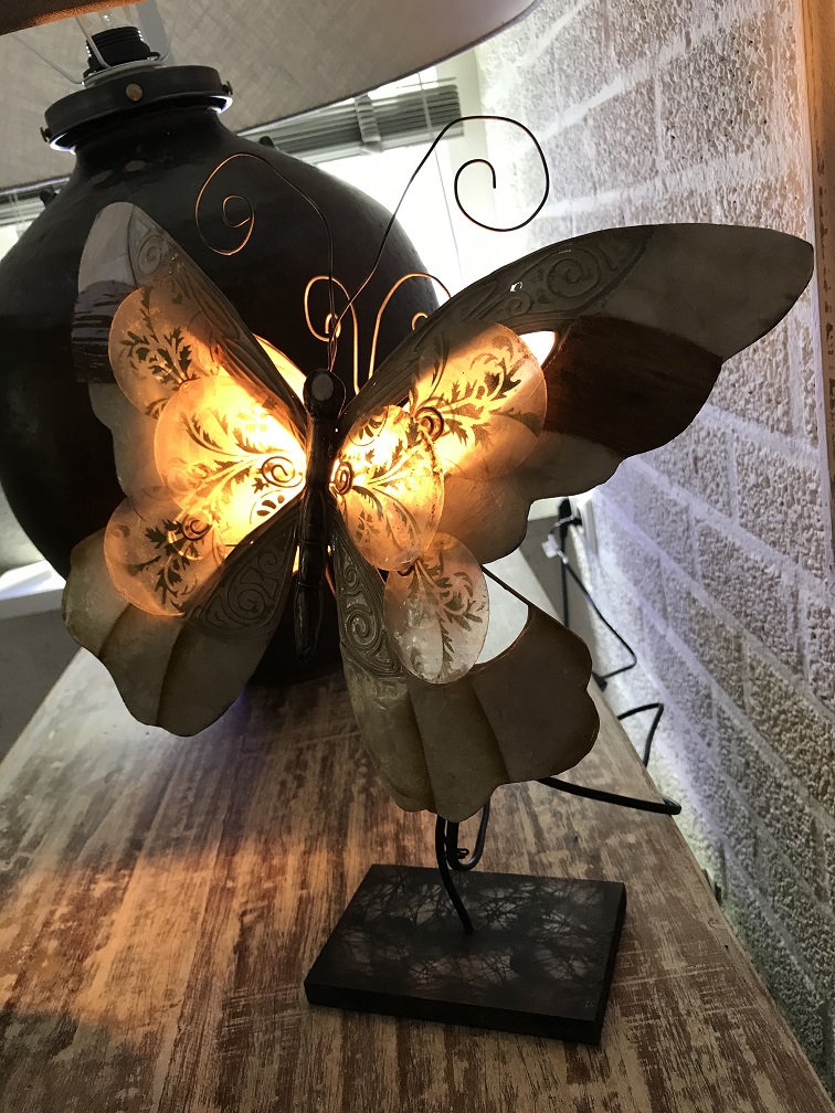 Een metalen lamp in vorm van een vlinder, mooi! HANDGEMAAKT.EU