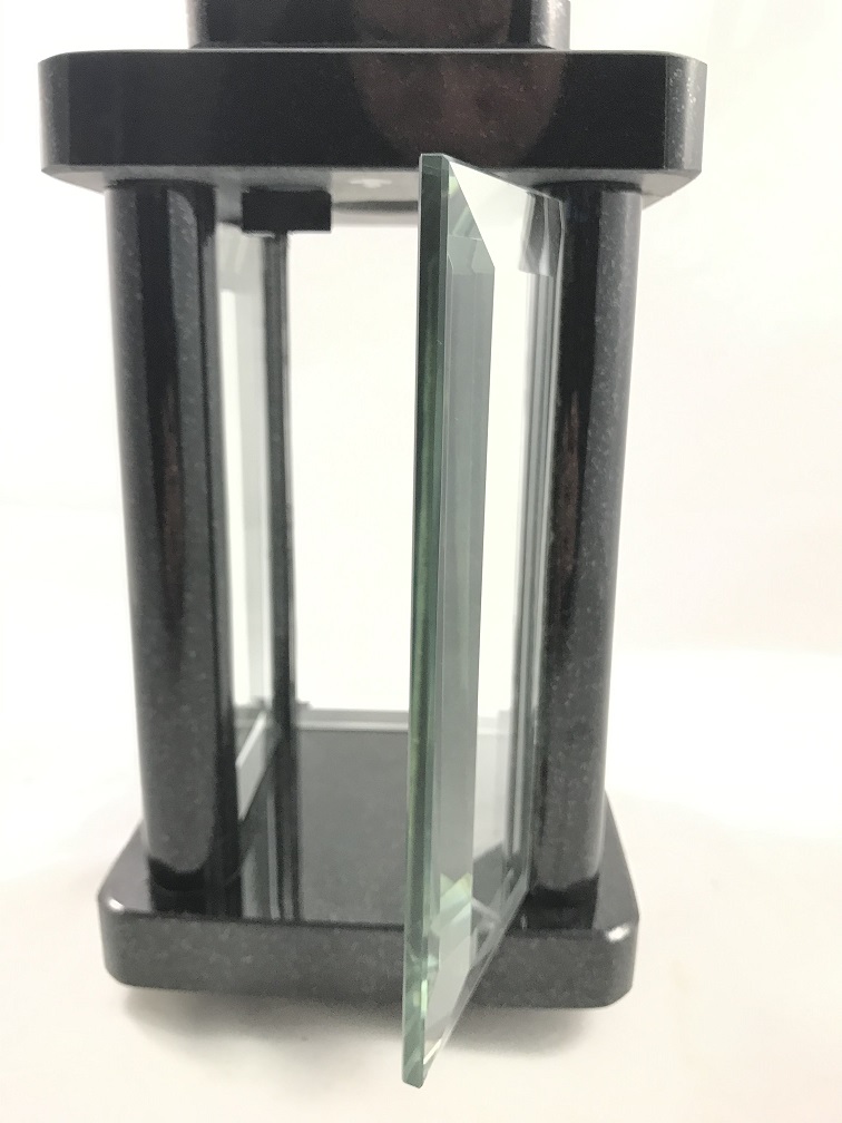Eine Grablaterne / Grablampe, ganz aus Granit, mit facettierten Fenstern, schönes und dichtes Modell
