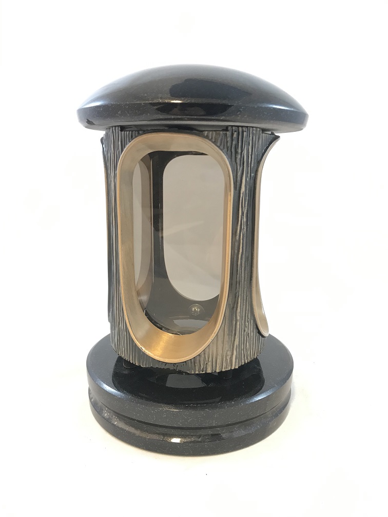 Een lantaarn / graflamp, volledig van graniet gemaakt met brons beslag