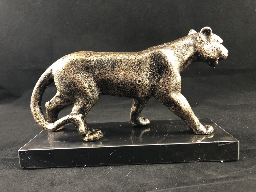 Een brons iron beeld/sculptuur van een leeuwin.
