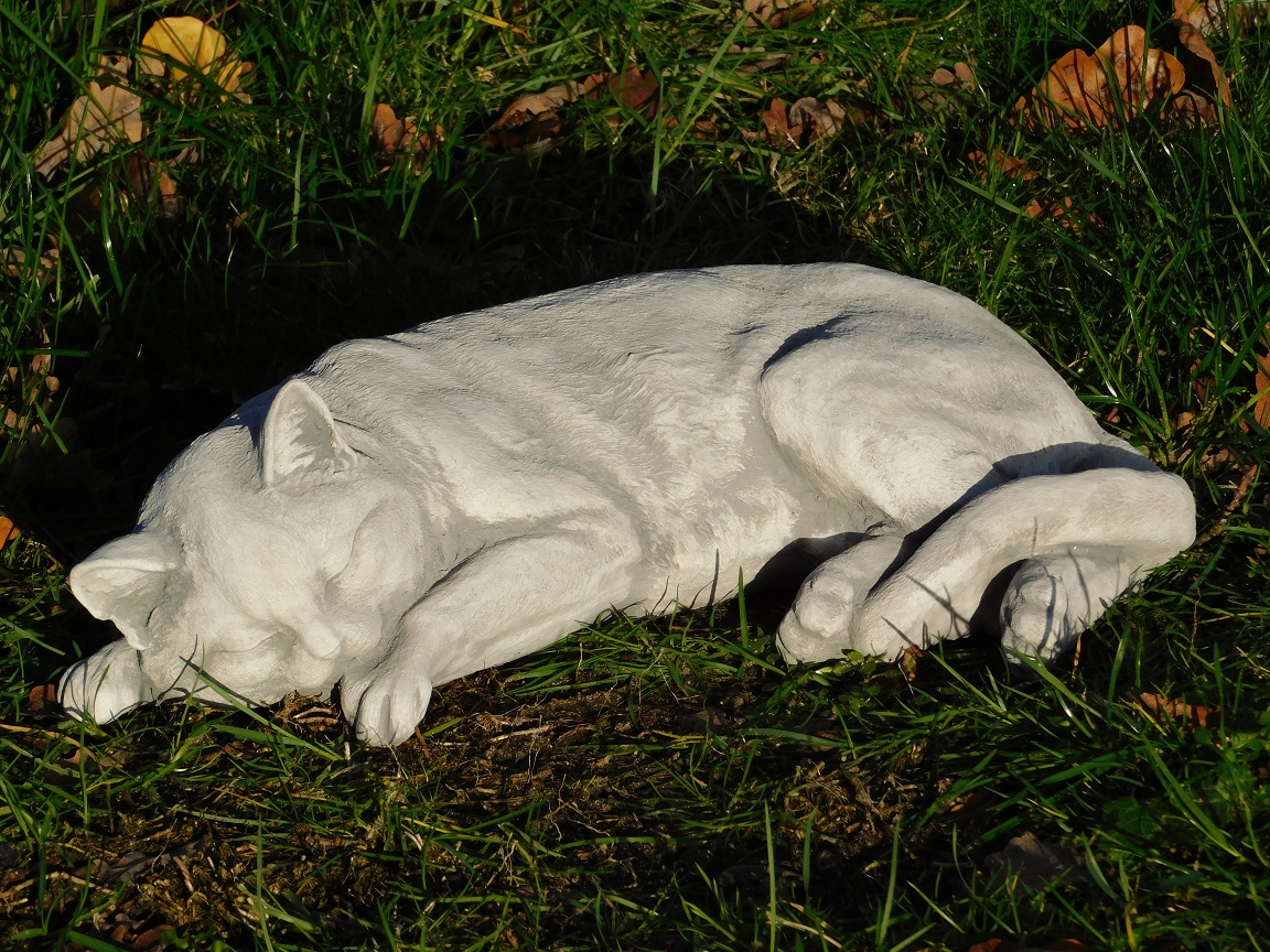 Statue Reclining Puss - Stone - for indoor and outdoor use