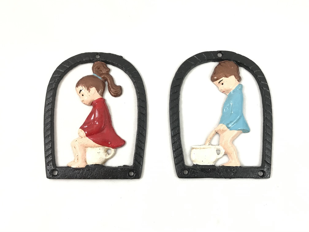 Set toilet tekens van een jongen en een meisje, metaal in kleur