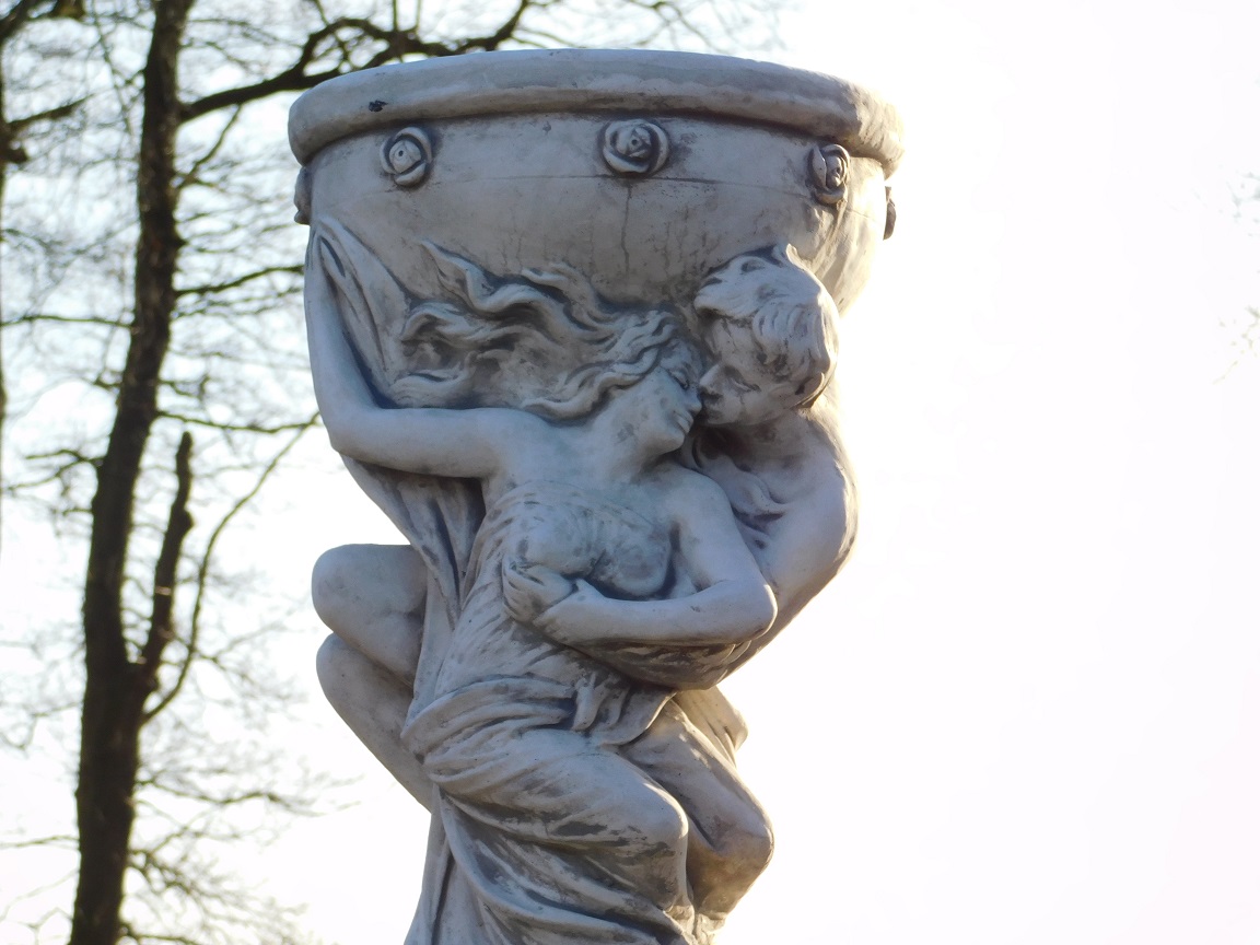 Man & Woman with Bowl on Pedestal - 140 cm - Solid Stone