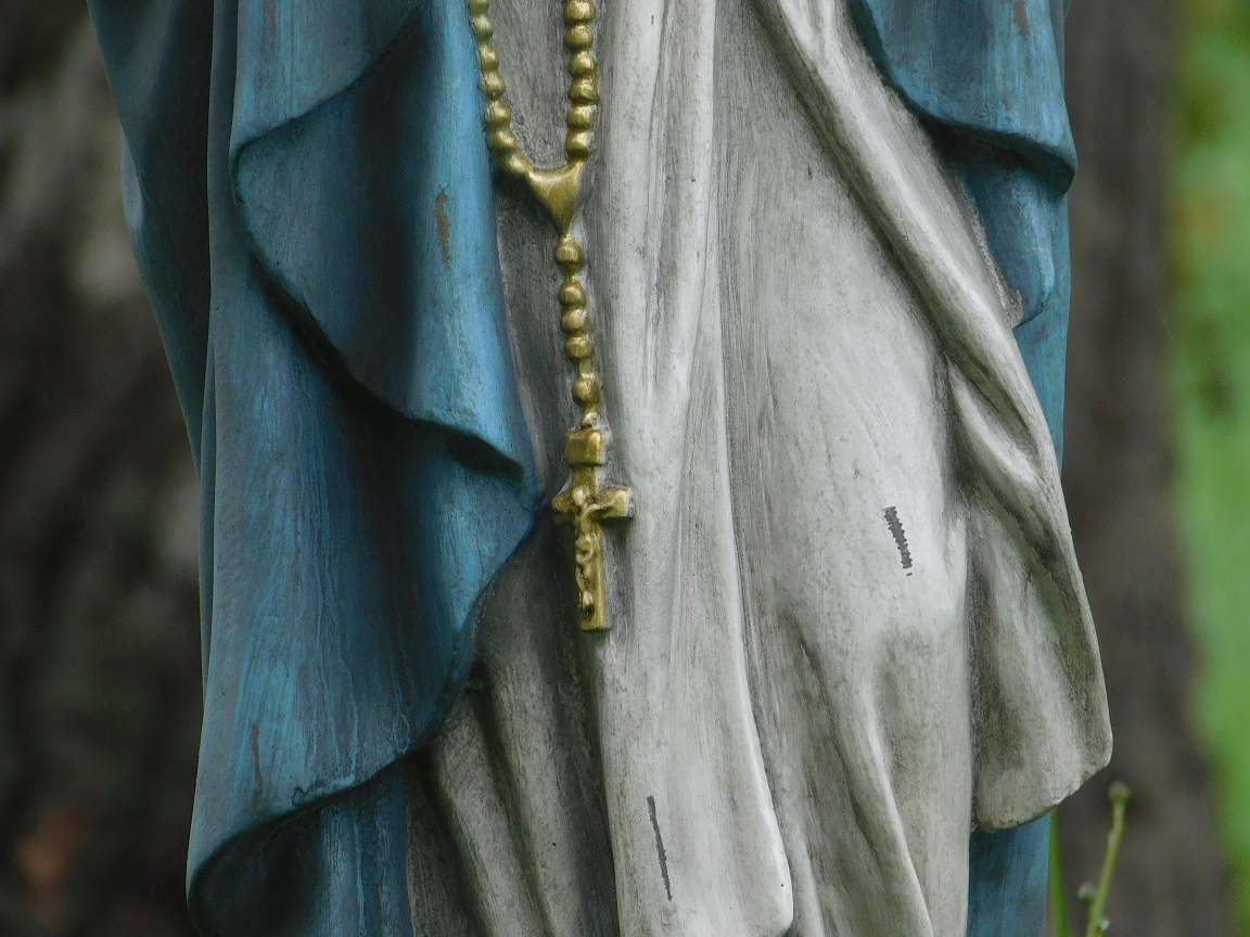 Statue von Maria XL mit Rosenkranz - Polystone - In Farbe