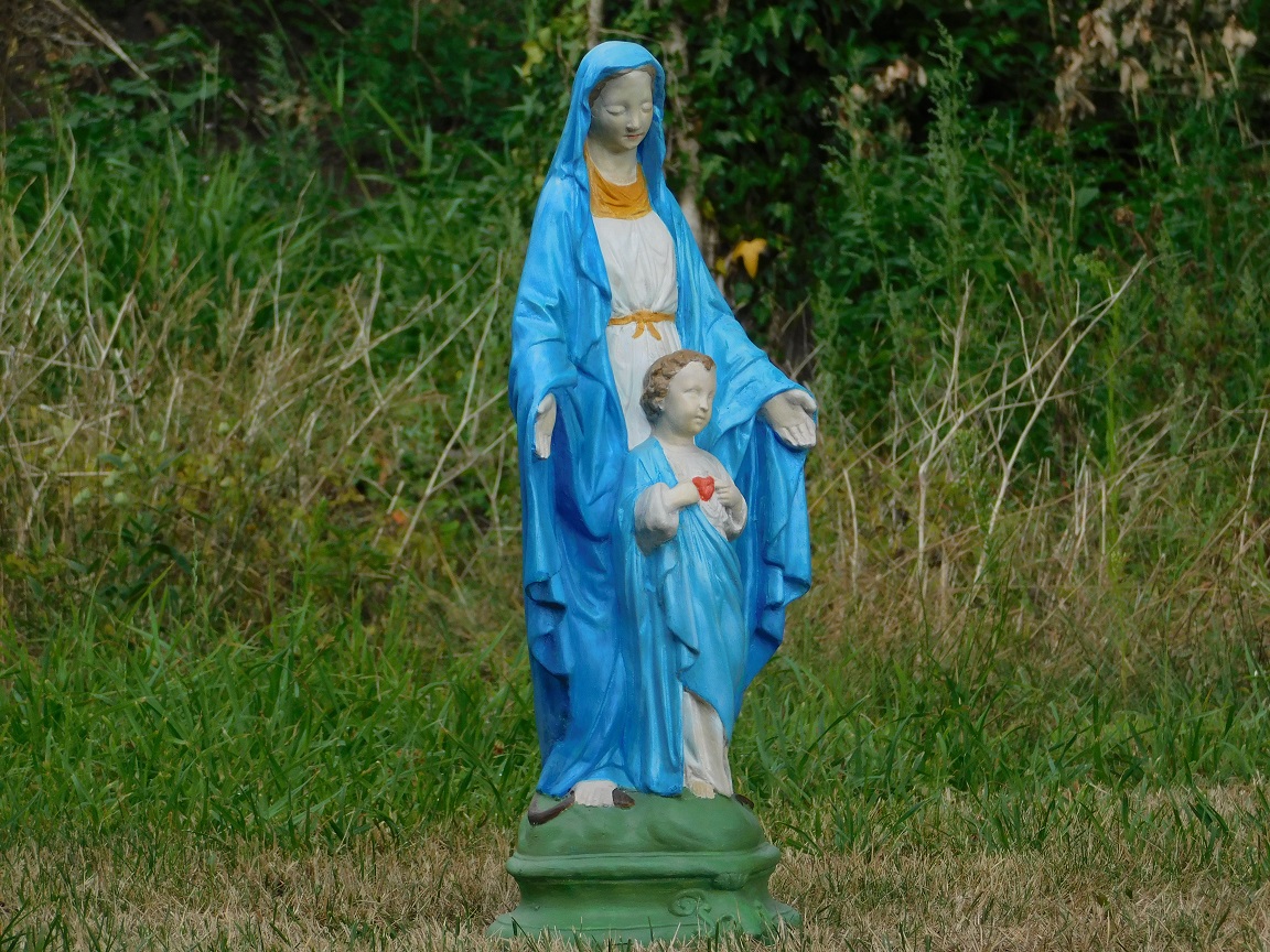 Maria met Jezus heilig hart, vol stenen kerkbeeld.