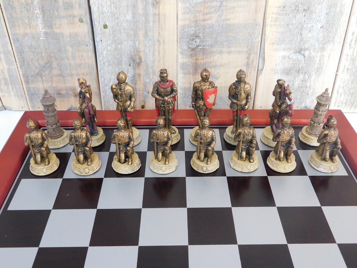 Een schaakspel met als thema: ''MEDIEVAL KNIGHTS'', fraaie schaakstukken als middeleeuwse ridders