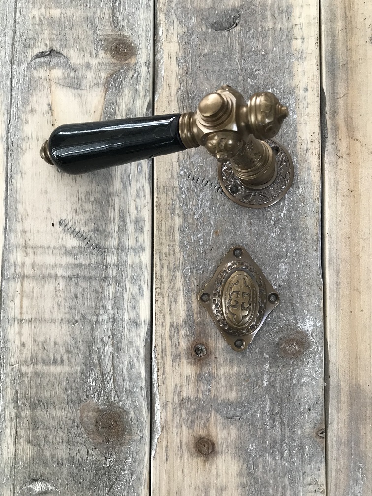 1 set van deurbeslag-als antiek: 2 deurkrukken, hang 2 rozetten, 2 lock wapenschilden, messing en handvat van keramiek
