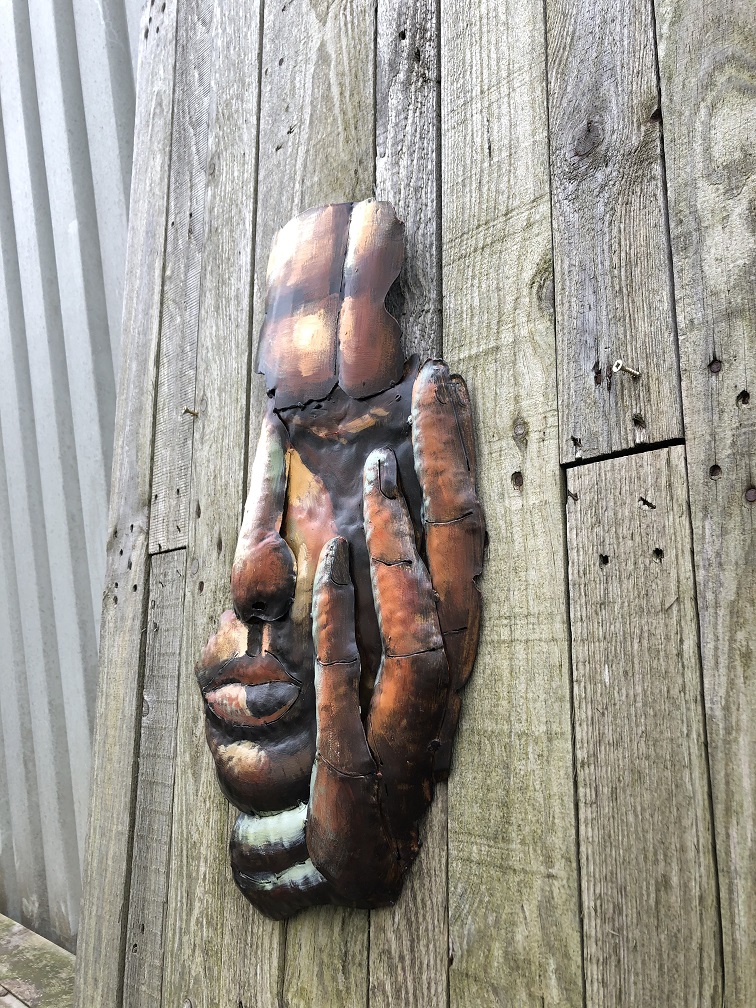 Een fraai wandornament gemaakt van metaal, ''gezicht van man'', heel decoratief, super mooi kunstwerk!