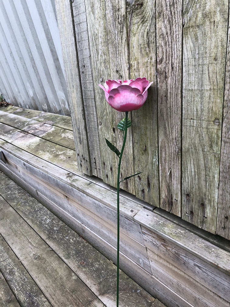 Metalen roos, leuke decoratie voor in de tuin, roze roos, klein kunstwerk!
